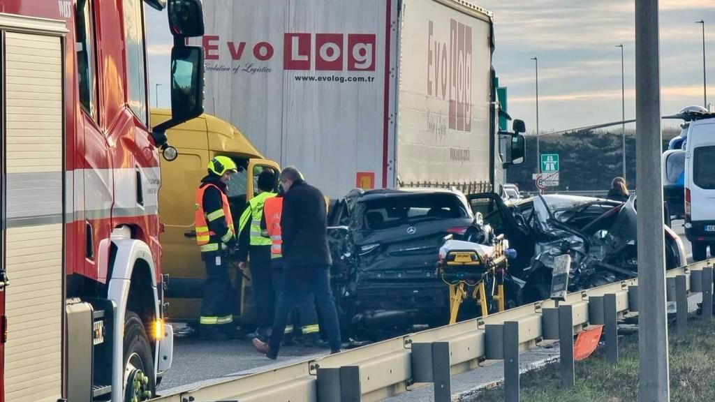Náklaďák a čtyři auta v sobě: Nehoda zastavila provoz na vytížené silnici v Praze